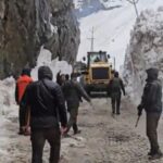 Avalanche hits Sonamarg; several tourists stranded | India News