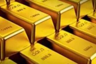 Gold nears Rs 74,000/10 gram mark on MCX