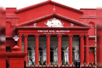 Man slits his throat in front of Chief Justice in Karnataka High Court | India News