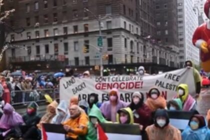 Macy's Thanksgiving parade: Mass arrests as anti-Israel protesters block route