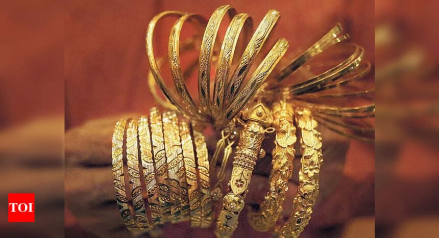 Duo held for stealing gold with sleight of hand | Mumbai News