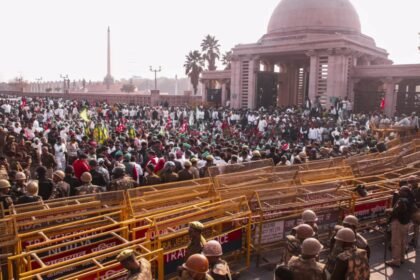 Farmers’ march: Protesters stop at Delhi-Noida border, give 7-day ultimatum to fulfill demands | India News