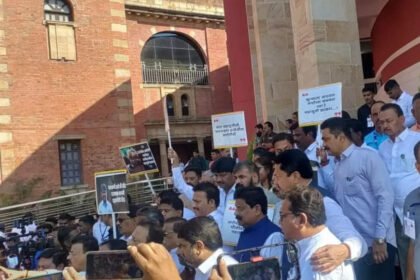 Maharashtra opposition leaders protest at Vidhan Bhavan over Parbhani custodial death, Beed sarpanch murder