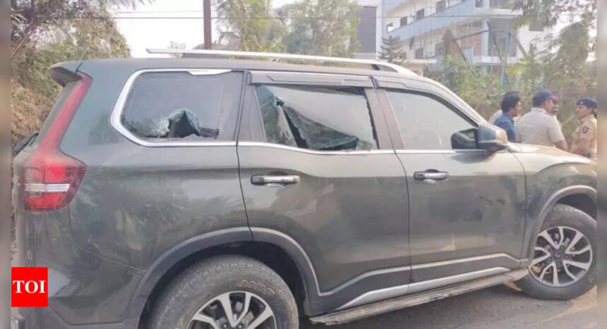 3 fired at, 5 stabbed and assaulted in police presence, over land tiff in Maharashtra | Mumbai News