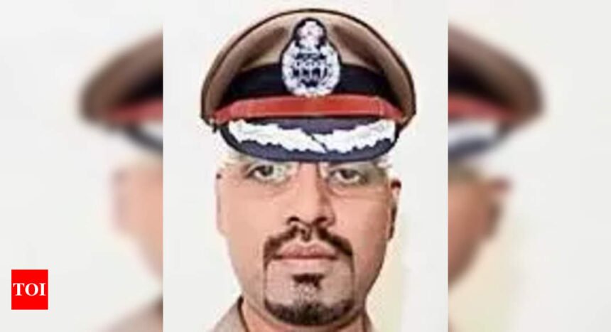 Driver poses as I-T officer, cons 40 of 2cr by offering govt jobs | Mumbai News