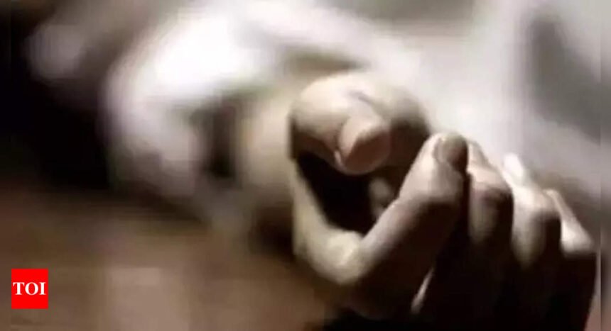 Hawker held for stabbing another in local train | Mumbai News