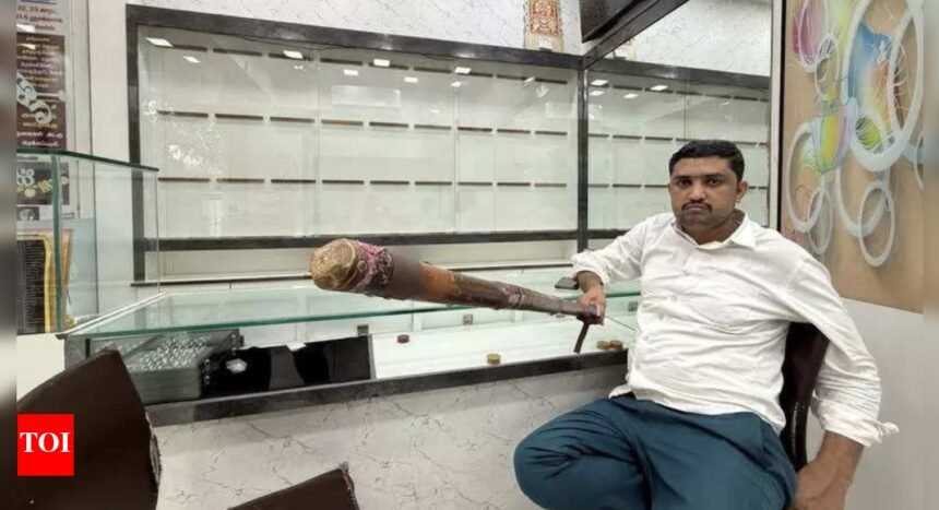 Jeweller thwacks robbers with bamboo, all 3 run off in Maharashtra | Mumbai News