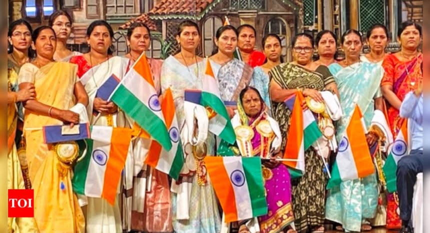 Shanmukhananda felicitates war widows from Maharashtra on Republic Day