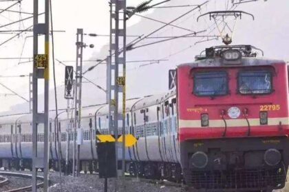 Stone hurled at Tapti Ganga Express train near Jalgaon station | Mumbai News