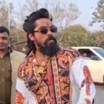 Allu Arjun's fan dressed as Pushpa Raj steals the spotlight at Mahakumbh 2025 | Telugu Movie News