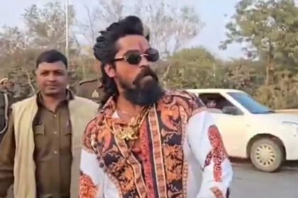 Allu Arjun's fan dressed as Pushpa Raj steals the spotlight at Mahakumbh 2025 | Telugu Movie News