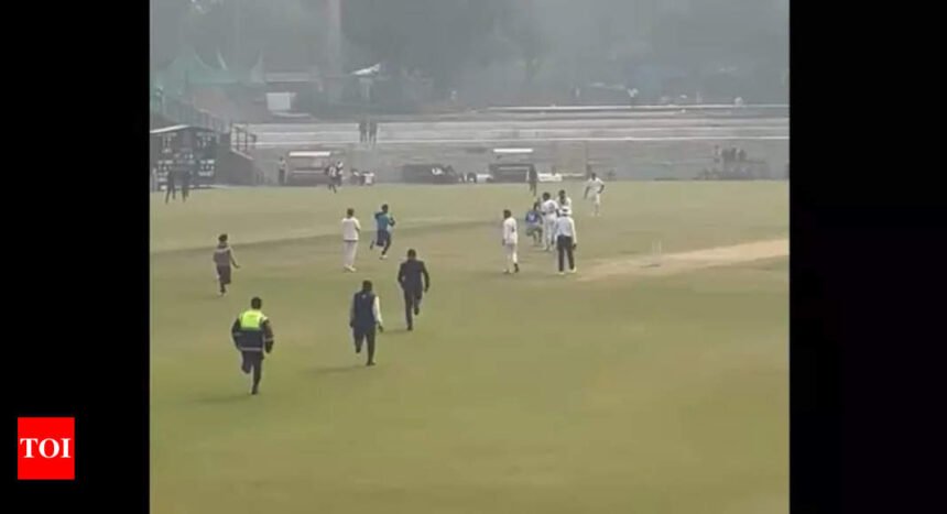 Virat Kohli frenzy continues! Three fans breach security to touch star batter's feet at Arun Jaitley stadium - WATCH | Cricket News